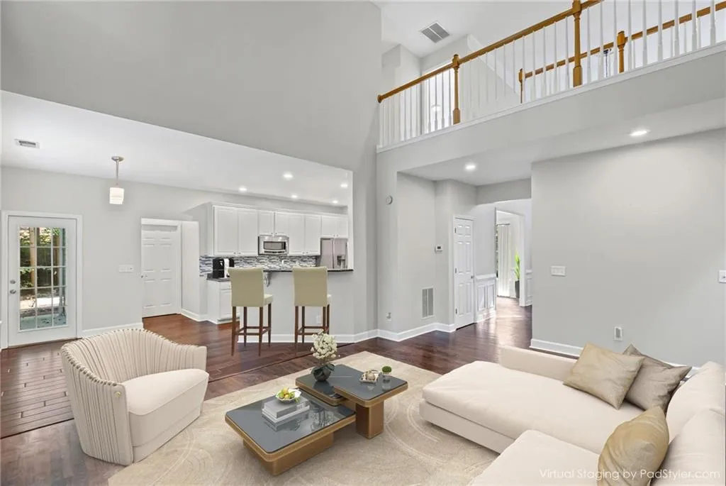 Roswell, Georgia 30075, United States, 5 Bedrooms Bedrooms, ,4 BathroomsBathrooms,Residential,Pending,212439