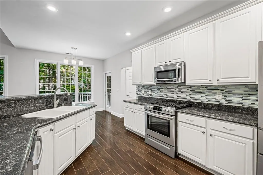 Roswell, Georgia 30075, United States, 5 Bedrooms Bedrooms, ,4 BathroomsBathrooms,Residential,Pending,212439