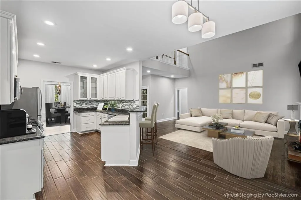 Roswell, Georgia 30075, United States, 5 Bedrooms Bedrooms, ,4 BathroomsBathrooms,Residential,Pending,212439