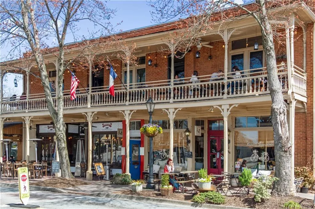 Roswell, Georgia 30075, United States, 5 Bedrooms Bedrooms, ,4 BathroomsBathrooms,Residential,Pending,212439