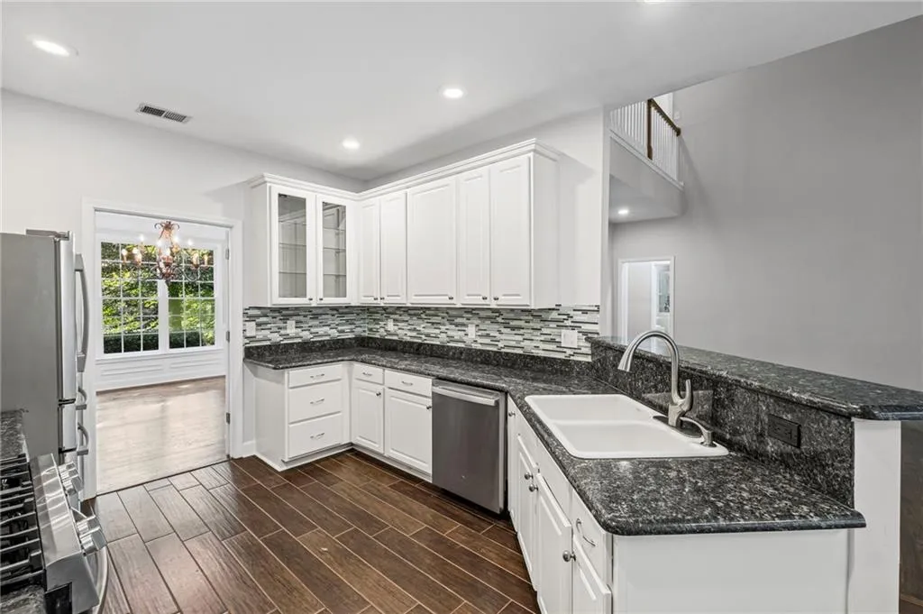 Roswell, Georgia 30075, United States, 5 Bedrooms Bedrooms, ,4 BathroomsBathrooms,Residential,Pending,212439