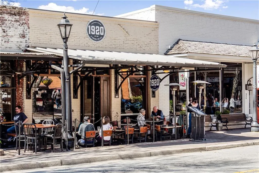 Roswell, Georgia 30075, United States, 5 Bedrooms Bedrooms, ,4 BathroomsBathrooms,Residential,Pending,212439