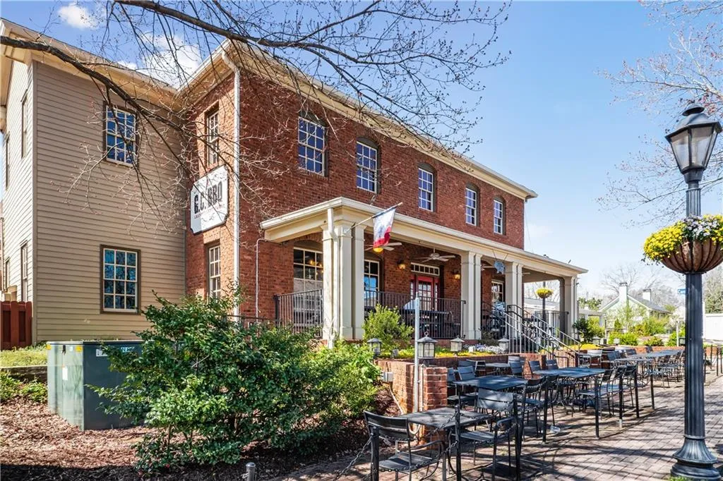 Roswell, Georgia 30075, United States, 5 Bedrooms Bedrooms, ,4 BathroomsBathrooms,Residential,Pending,212439