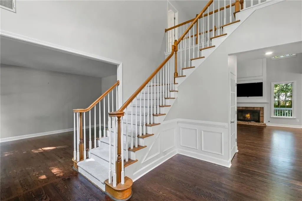 Roswell, Georgia 30075, United States, 5 Bedrooms Bedrooms, ,4 BathroomsBathrooms,Residential,Pending,212439