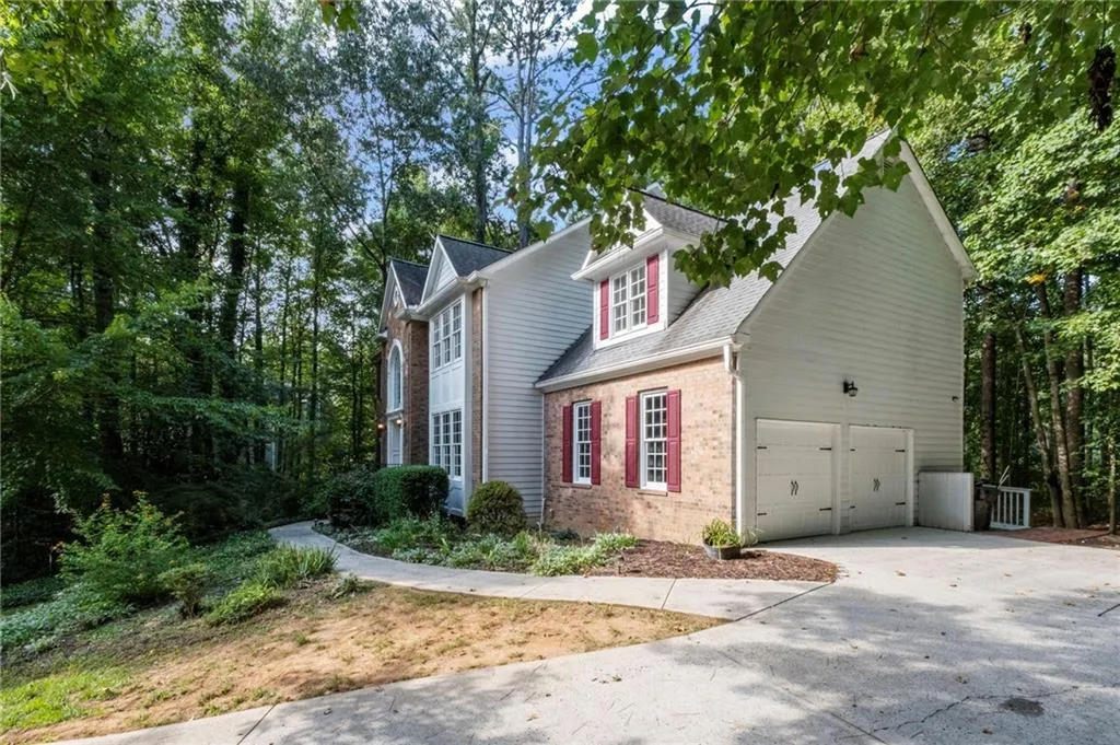 Roswell, Georgia 30075, United States, 5 Bedrooms Bedrooms, ,4 BathroomsBathrooms,Residential,Pending,212439