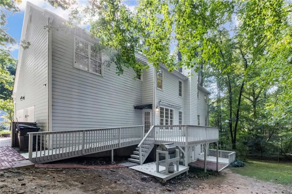 Roswell, Georgia 30075, United States, 5 Bedrooms Bedrooms, ,4 BathroomsBathrooms,Residential,Pending,212439