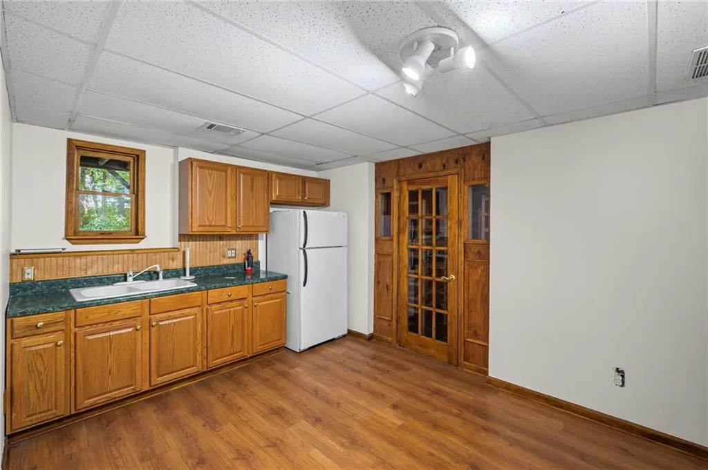 Roswell, Georgia 30075, United States, 5 Bedrooms Bedrooms, ,4 BathroomsBathrooms,Residential,Pending,212439