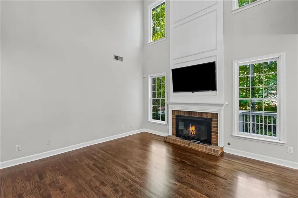 Roswell, Georgia 30075, United States, 5 Bedrooms Bedrooms, ,4 BathroomsBathrooms,Residential,Pending,212439