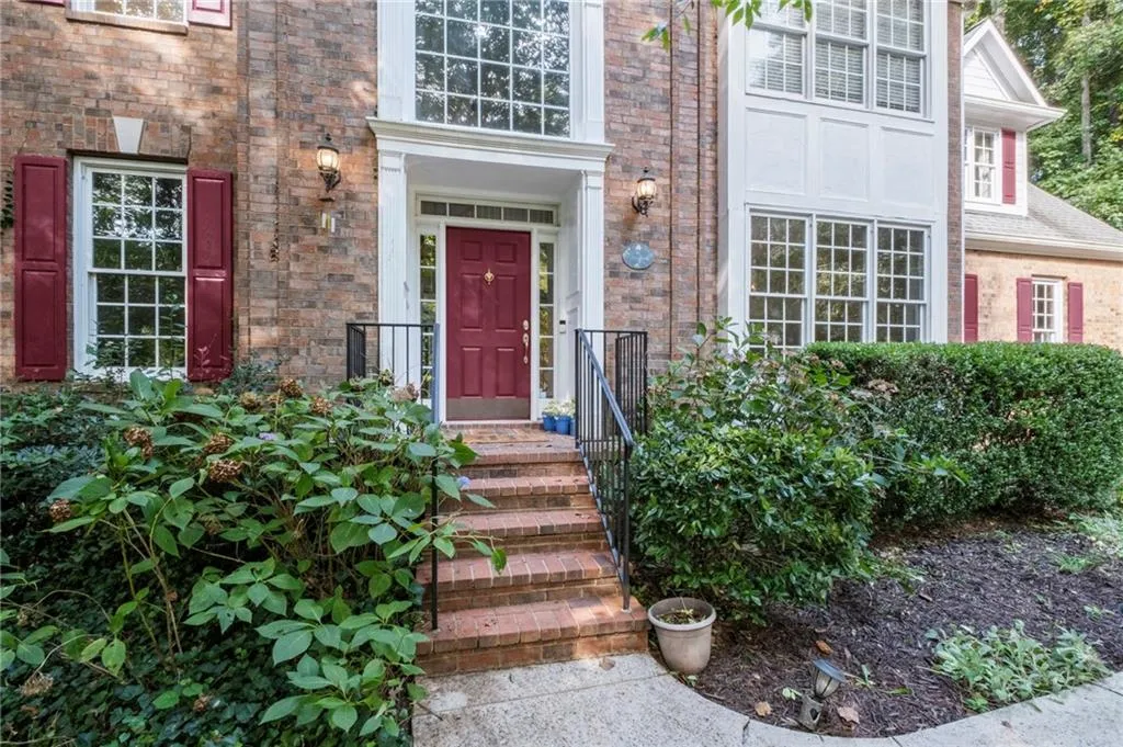 Roswell, Georgia 30075, United States, 5 Bedrooms Bedrooms, ,4 BathroomsBathrooms,Residential,Pending,212439