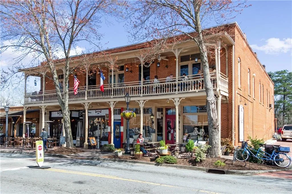 Roswell, Georgia 30075, United States, 5 Bedrooms Bedrooms, ,4 BathroomsBathrooms,Residential,Pending,212439