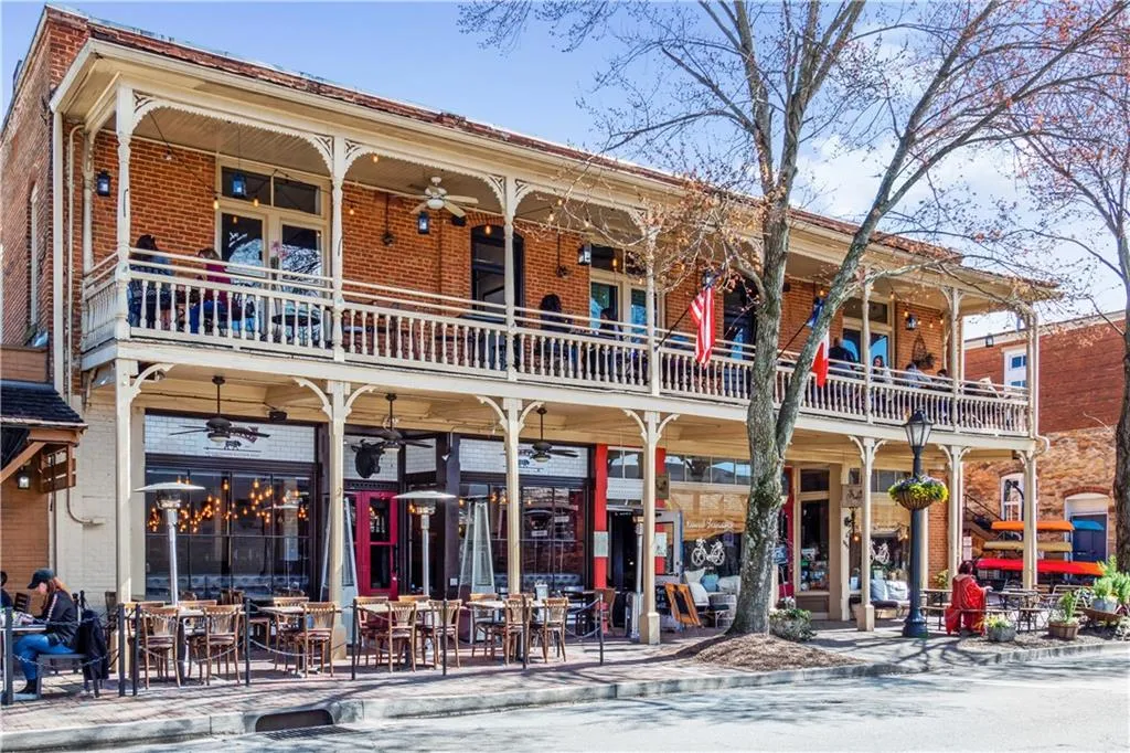 Roswell, Georgia 30075, United States, 5 Bedrooms Bedrooms, ,4 BathroomsBathrooms,Residential,Pending,212439