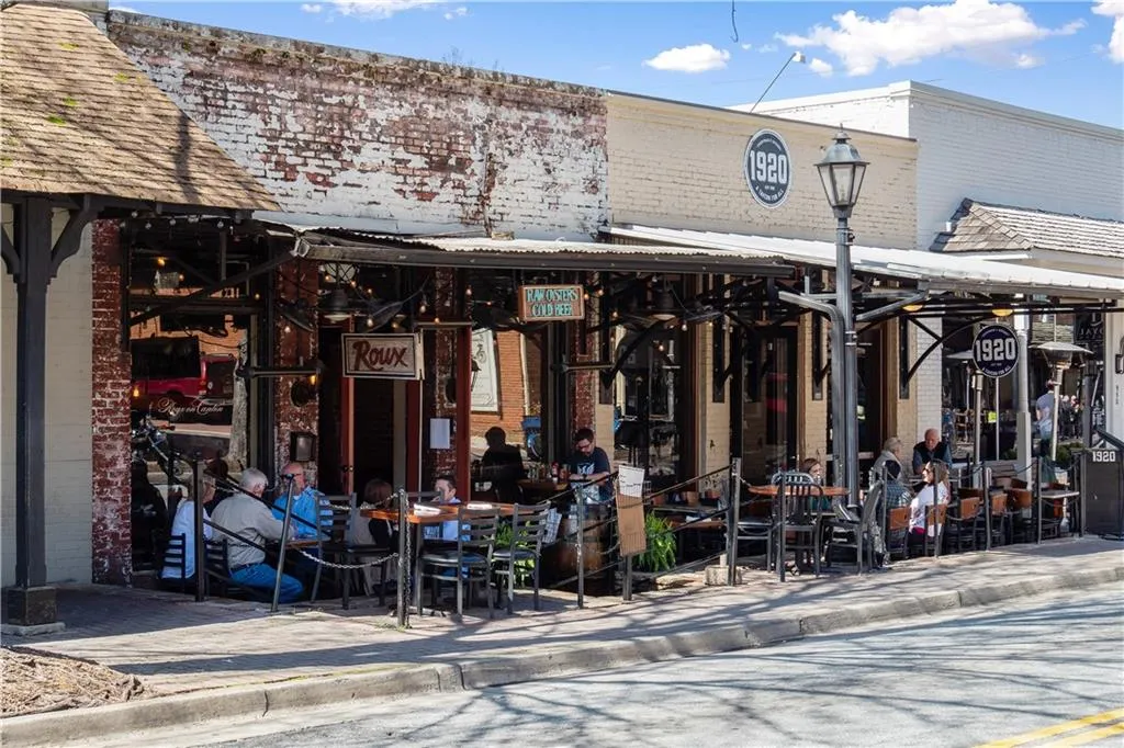 Roswell, Georgia 30075, United States, 5 Bedrooms Bedrooms, ,4 BathroomsBathrooms,Residential,Pending,212439