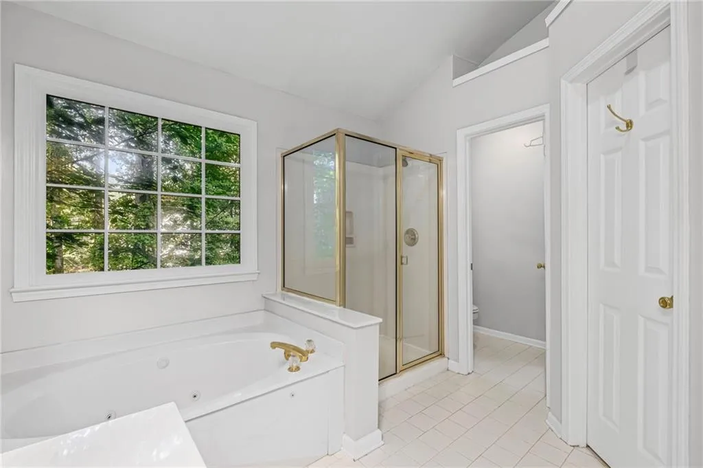 Roswell, Georgia 30075, United States, 5 Bedrooms Bedrooms, ,4 BathroomsBathrooms,Residential,Pending,212439