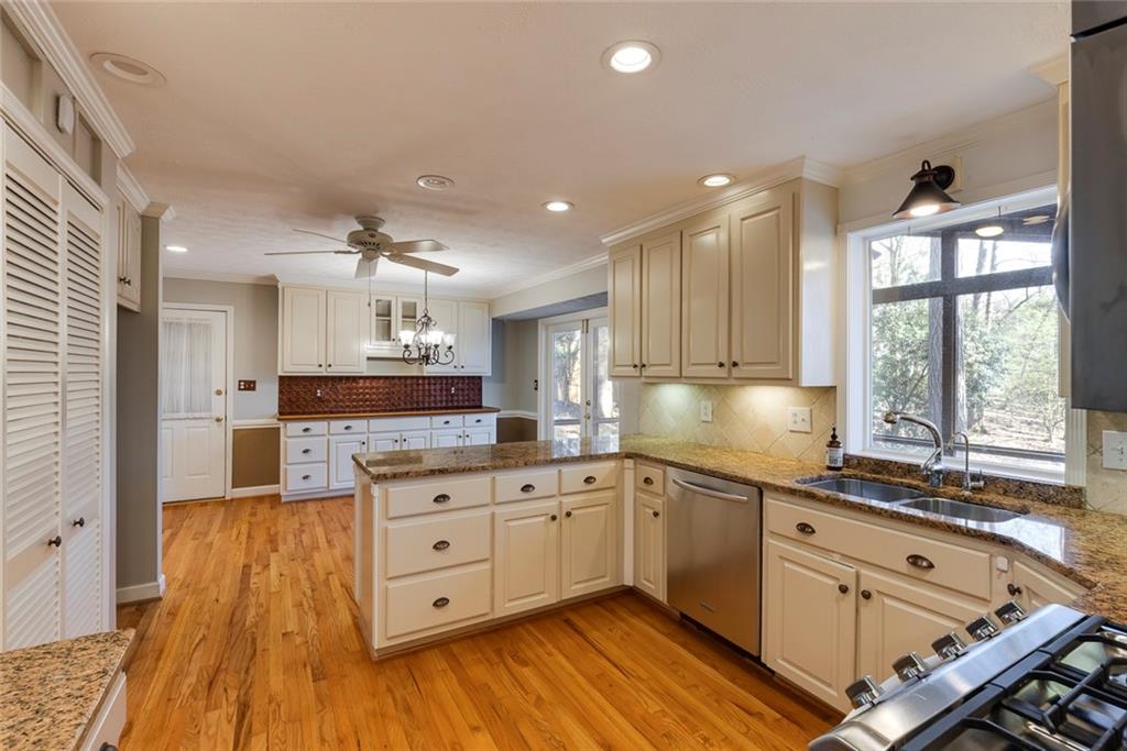 5385 Saffron Drive, Dunwoody, Georgia image 6