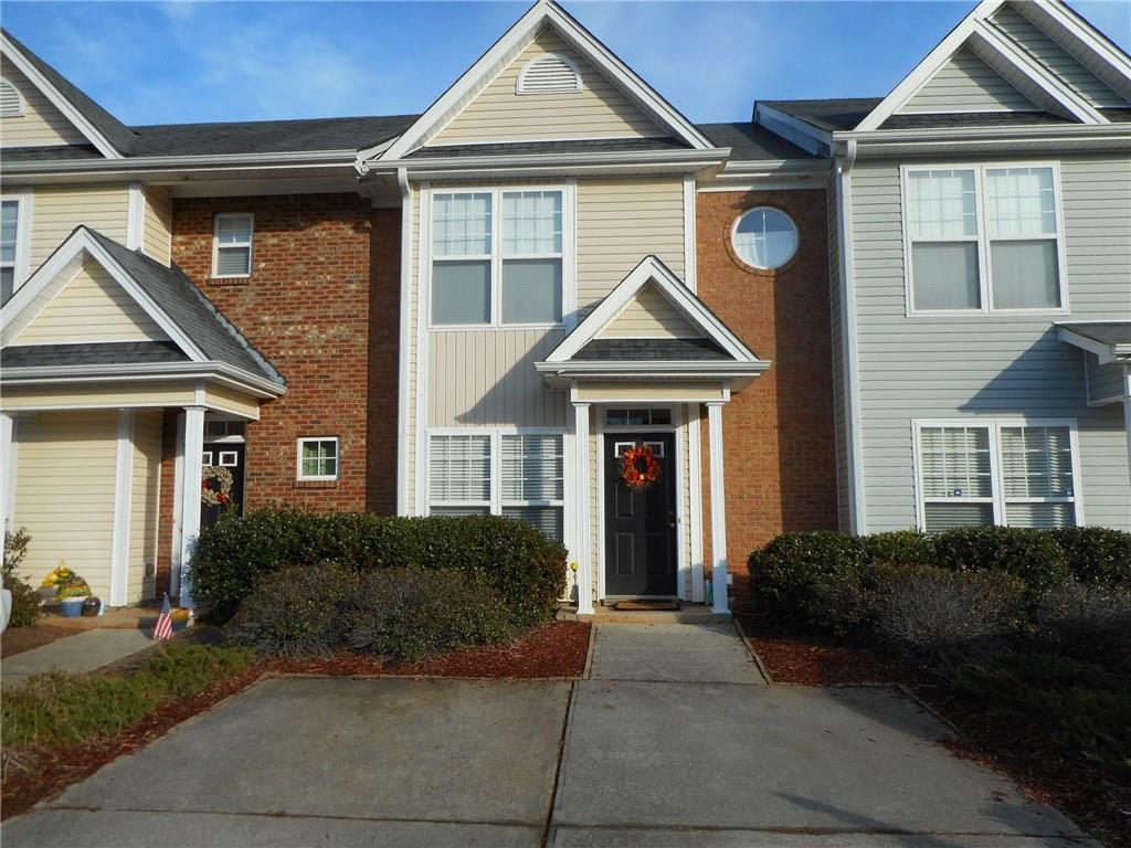 Perfect Downtown Dawsonville 2 bedroom 2.5 bath townhouse. Hardwood floors on main. Open kitchen with stain cabinets, black appliances and breakfast bar. Views to the cozy family room with fireplace. Split bedroom floorplan with Master bedroom featuring vaulted ceiling.  Private patio area overlooking cute serene pond.