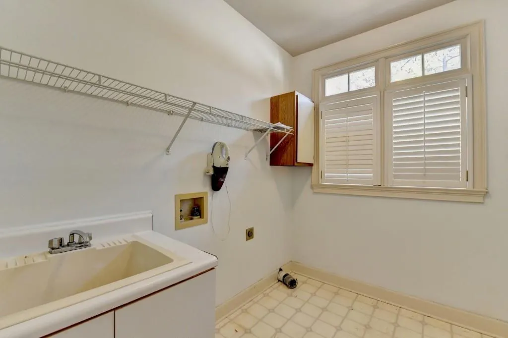 Alpharetta, Georgia 30005, United States, 4 Bedrooms Bedrooms, ,3 BathroomsBathrooms,Residential,Active,99444