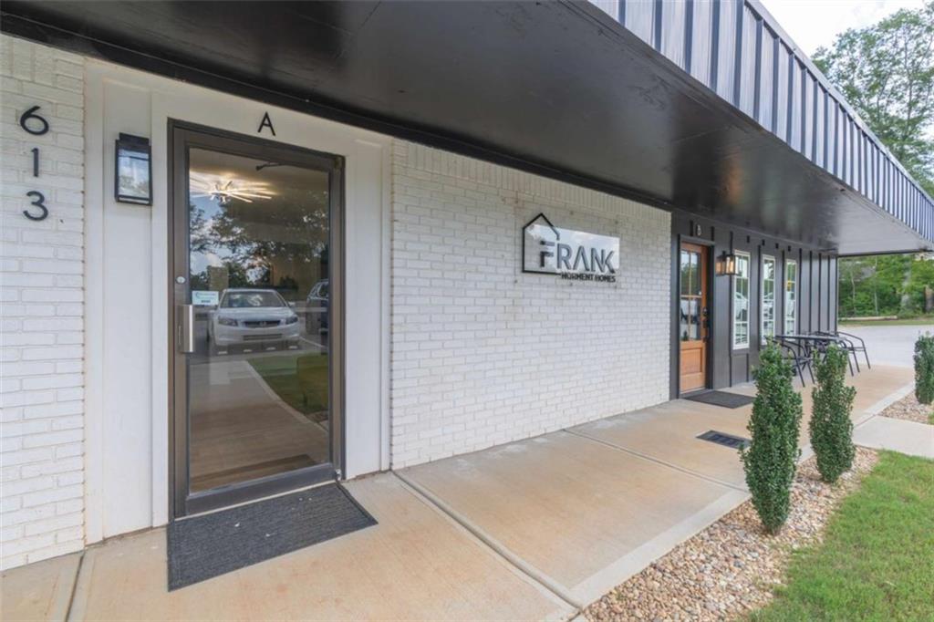 Commercial Office for Rent in Bremen City Limits, Very Convenient Location. Reception Area, 3 to 4 Offices/Break room & Bathroom. Side B also available for rent. Side B has 2 Offices, Reception Area/Conference Room & Bathroom. Attached Parking Lot.