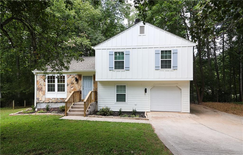 This fully renovated 3 bed/2 bath home has it all — an open-concept kitchen, modern appliances, and a cozy fireplace. Outside, enjoy a large fenced backyard with a brand-new deck — perfect for relaxing or entertaining. Additional features include an in-unit washer and dryer, a new HVAC system, and a new water heater. Located just minutes from shopping, top-rated schools and GA-400, this home also offers easy access to Newtown Park and direct sidewalk access to the Big Creek Greenway.
Showings start 9/10/2025.