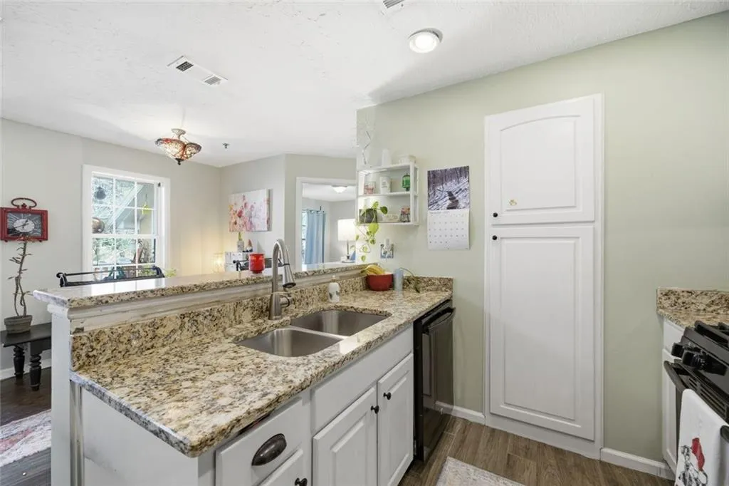 Marietta, Georgia 30067, United States, 3 Bedrooms Bedrooms, ,3 BathroomsBathrooms,Residential,Active,251845