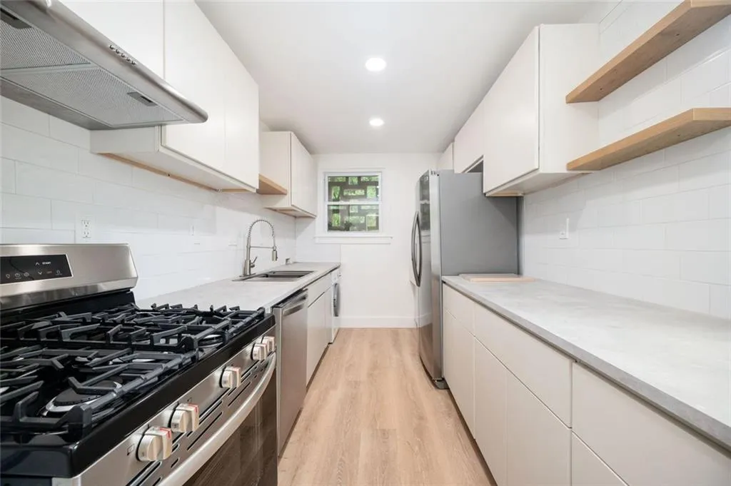 Atlanta, Georgia 30309, United States, 2 Bedrooms Bedrooms, ,1 BathroomBathrooms,Residential,Active,182825