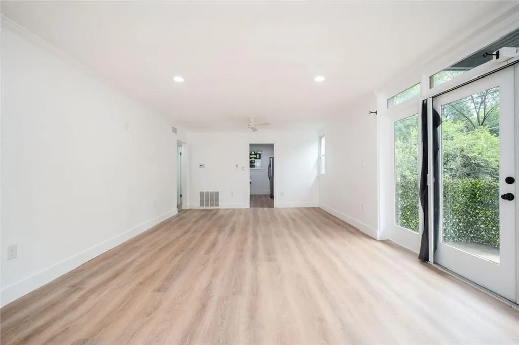 Atlanta, Georgia 30309, United States, 2 Bedrooms Bedrooms, ,1 BathroomBathrooms,Residential,Active,182825