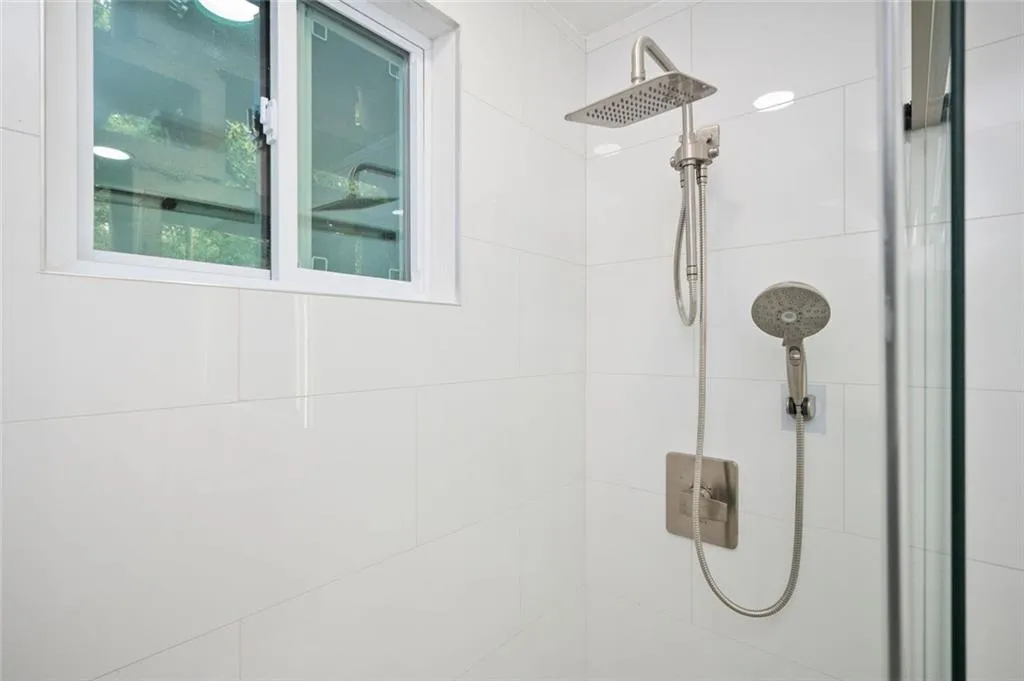 Atlanta, Georgia 30309, United States, 2 Bedrooms Bedrooms, ,1 BathroomBathrooms,Residential,Active,182825