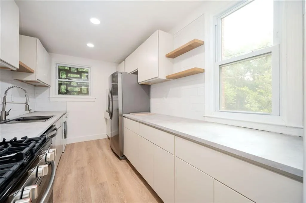 Atlanta, Georgia 30309, United States, 2 Bedrooms Bedrooms, ,1 BathroomBathrooms,Residential,Active,182825