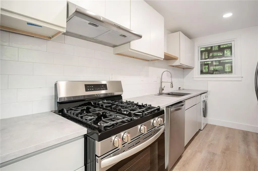 Atlanta, Georgia 30309, United States, 2 Bedrooms Bedrooms, ,1 BathroomBathrooms,Residential,Active,182825