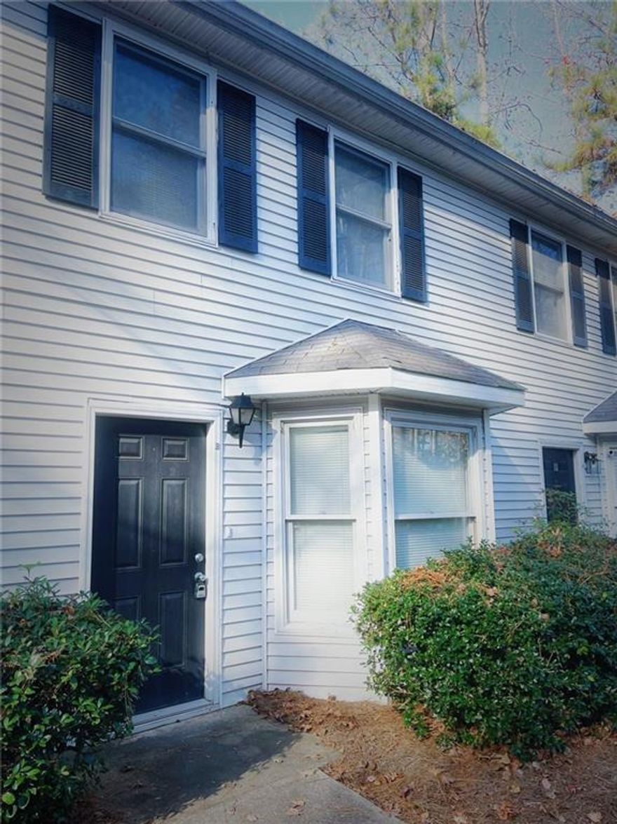 Just renovated, completely upgraded. Spacious two bed/two bath in this beautiful, quiet neighborhood. Convenient to shopping and schools.