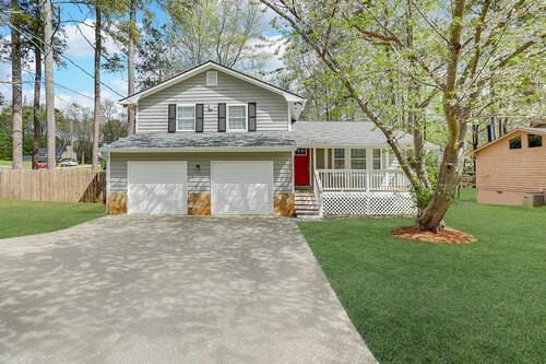 Available for Virtual Tours Only!
Move-ins within one week of approval receive the rest of July RENT-FREE!
Reduced $1000 flat security deposit plus free month for a 13-month lease, if qualified. First full month receives rent concession.
Ready Now! Stunningly renovated home with 3 bedroom 2 bathroom in Stone Mountain. Call to schedule a viewing today, this wont last long!Â
This home is occupied, please do not disturb the tenant. To arrange a viewing, please reach out to the agent directly.
Excalibur Homes does not advertise on Facebook or Craigslist. Be advised that the sq ft and other features provided may be approximate. Prices and/or availability dates may change without notice. Lease terms 12 months or longer. Application fee is a non-refundable $75 per adult over 18 years of age. One-time $200 Administrative fee due at move-in. Most homes are pet-friendly. Breed restrictions may apply. Rental insurance required.