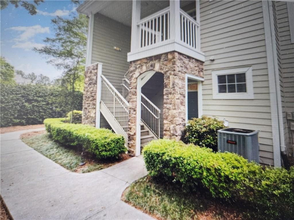 Well sought after neighborhood. Great for your family and extra space. Clubhouse, pool, gym, and walking trails. Wonderful schools and neighbors.