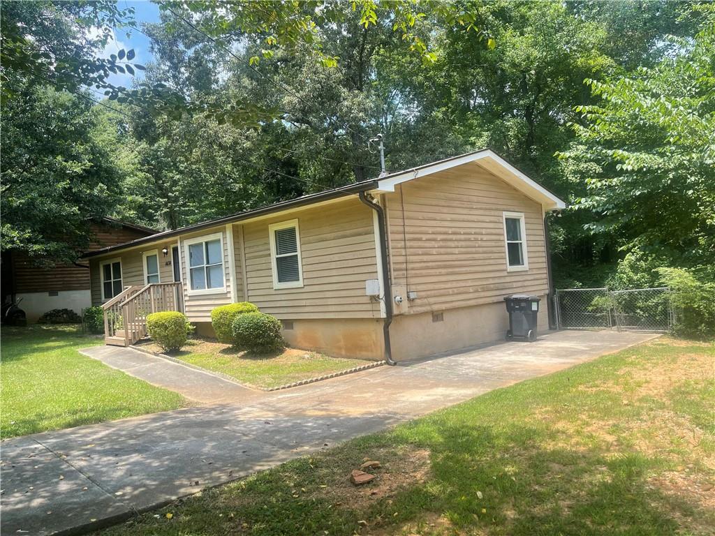 3 BED ROOM 2 BATH HOUSE IN NORRIS LAKE COMMUNITY AT SNELLVILLE !!! VERY CONVENIENT LOCATION!!! VERY CLOSE TO SHOPPING& RESTAURANTS !!!
STAINED CABINETS WITH LAMINATE COUNTER TOP!!!.