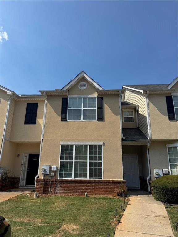 Nicely spacious 3 bed, 2 and half bath townhome located in the Carriage Place Community. The low quarterly HOA with no rental restrictions, making it ideal for first-time homebuyers or savvy investors looking to enhance their portfolios. Conveniently located near the hospital, shopping, and restaurants, this property is just a minutes away from I-675 and I-75. The Atlanta airport is a mere 20 minutes away.