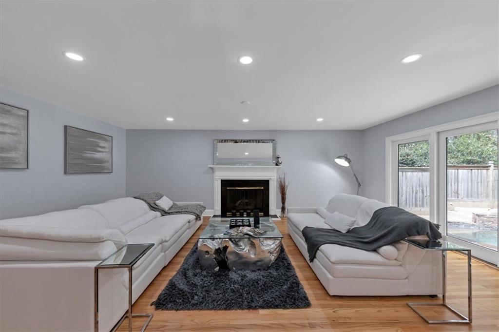 4521 Woodhaven NE