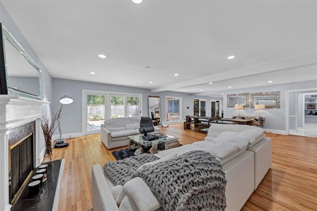 4521 Woodhaven NE