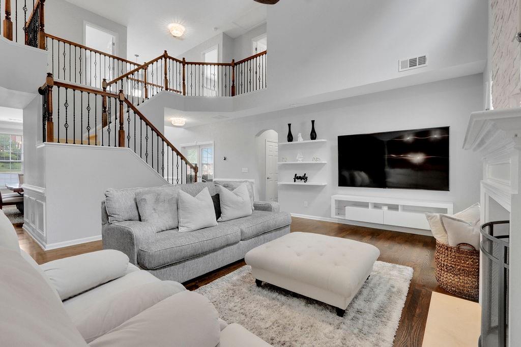 923 Van Briggle Path NE