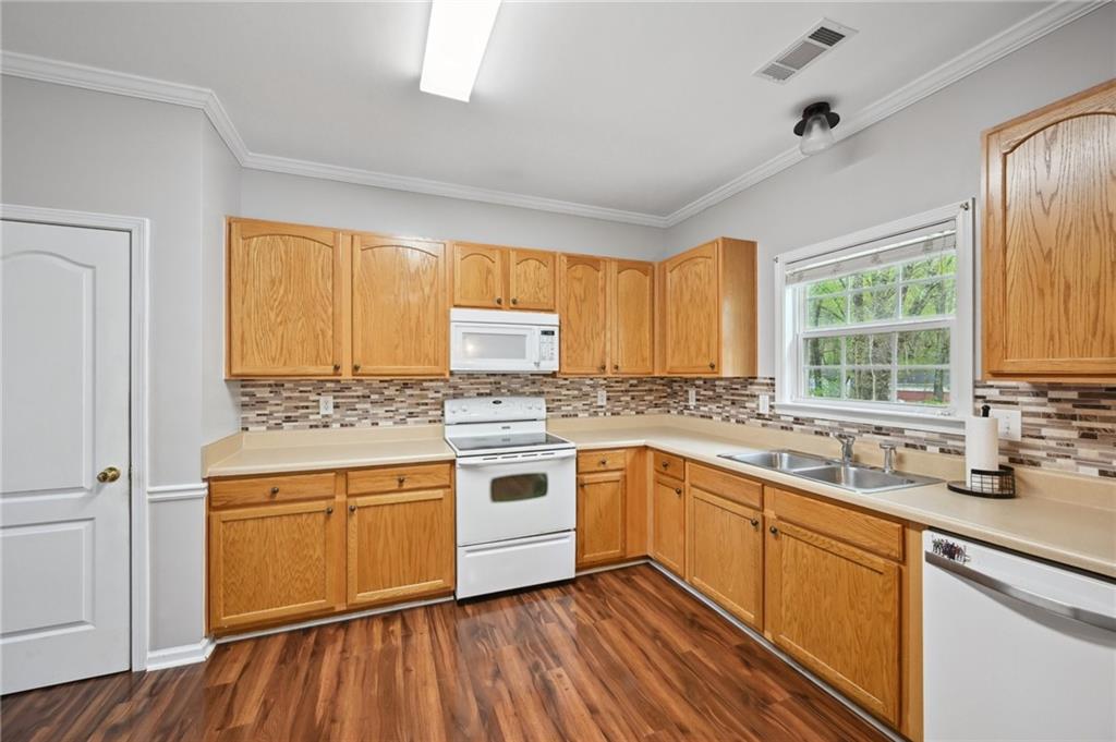 2422 Temple View Drive, Snellville, Georgia image 12