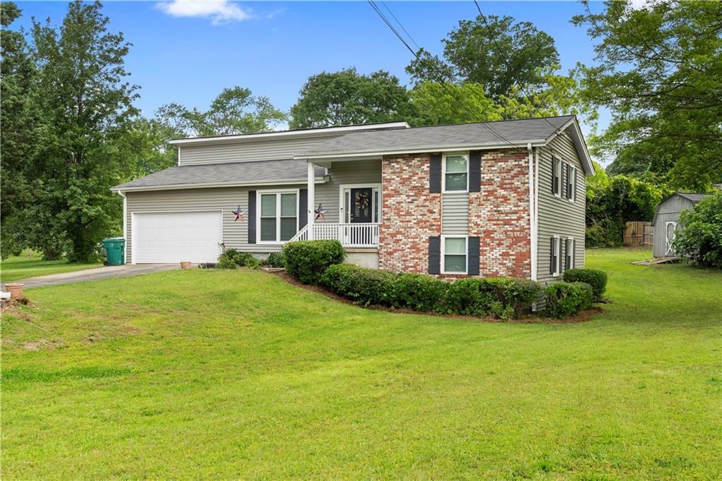 1903 Lochlomand Lane SE