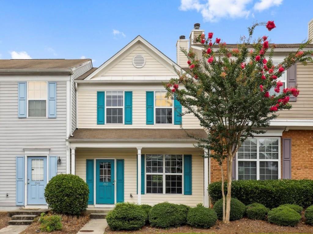 Located a short, convenient drive away from the majestic Avalon shopping center, the HWY-400 exit, top rated schools, groceries, and more! This home can do it all! Those looking to impress guests will do so with the home's open floor plan, spacious family room, fireplace, dining room, and access to a lush, shared green space. Those looking for a comfortable place to come home to will do so in style and comfort with the home's vaulted ceilings, walk-in closet, and double vanity. Apply now, this home won't be available for long!