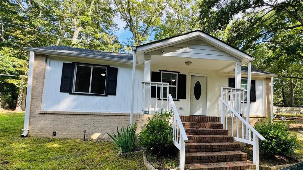 Great house in Lithia Springs! This charming home is in an excellent location and ideal for first-time buyers. It features 2 bedrooms, 2 bathrooms, and a total of 792 square feet. The property sits on a 0.29-acre lot, fully fenced. The kitchen comes with granite countertops, and the interior boasts excellent finishes throughout. Priced at $204,000, this is a great opportunity to own your first home or invest in a rental property. The seller is very motivated and willing to negotiate closing costs. Make us an offer and let’s make this beautiful property your new home!