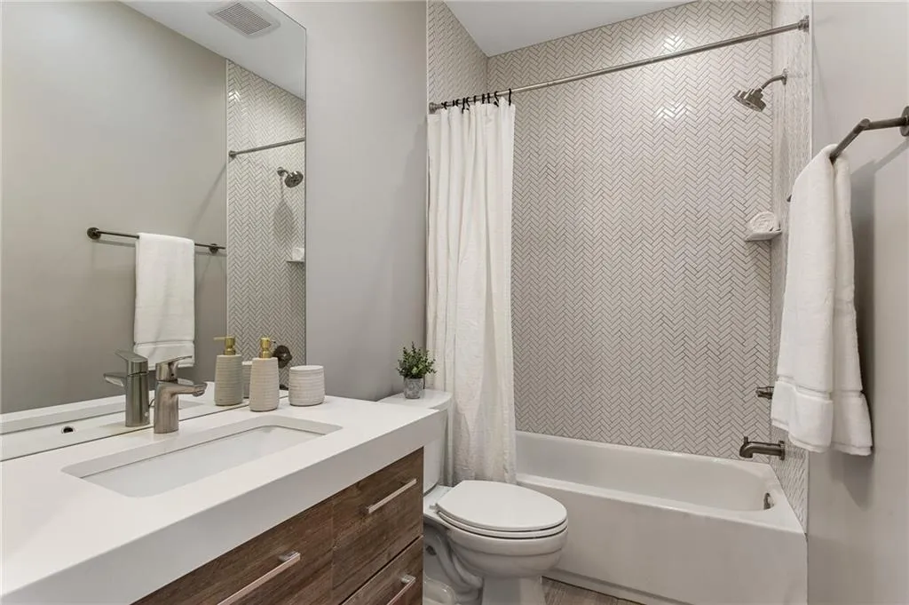 Atlanta, Georgia 30316, United States, 4 Bedrooms Bedrooms, ,3 BathroomsBathrooms,Residential,Pending,144472