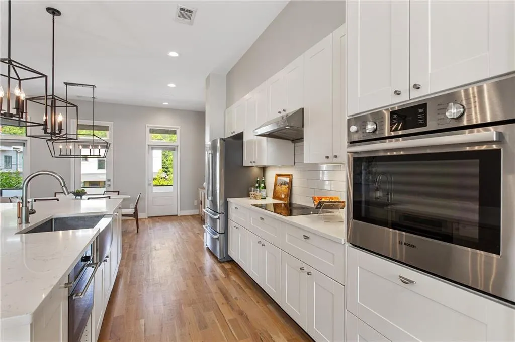 Atlanta, Georgia 30316, United States, 4 Bedrooms Bedrooms, ,3 BathroomsBathrooms,Residential,Pending,144472