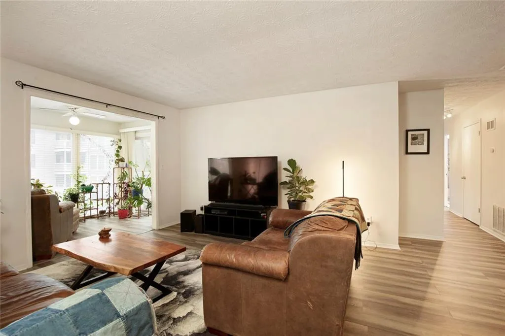 Atlanta, Georgia 30350, United States, 2 Bedrooms Bedrooms, ,1 BathroomBathrooms,Residential,Active,254000