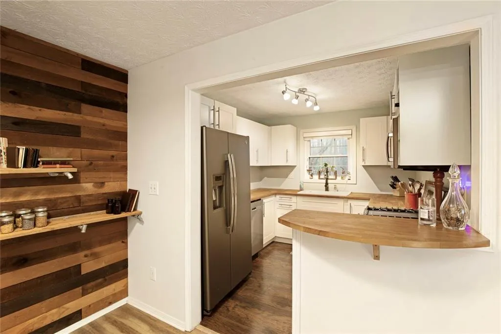 Atlanta, Georgia 30350, United States, 2 Bedrooms Bedrooms, ,1 BathroomBathrooms,Residential,Active,254000