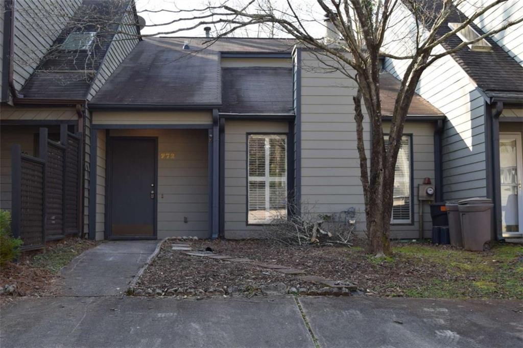 Unique, remodeled. Stone fireplace w/ gas logs, huge family rm w/ high ceilings. Oversized master w/ large walk-in closet. Awesome, private deck in backyard. Close to the Marietta Square and walking distance to Tumlin Park.