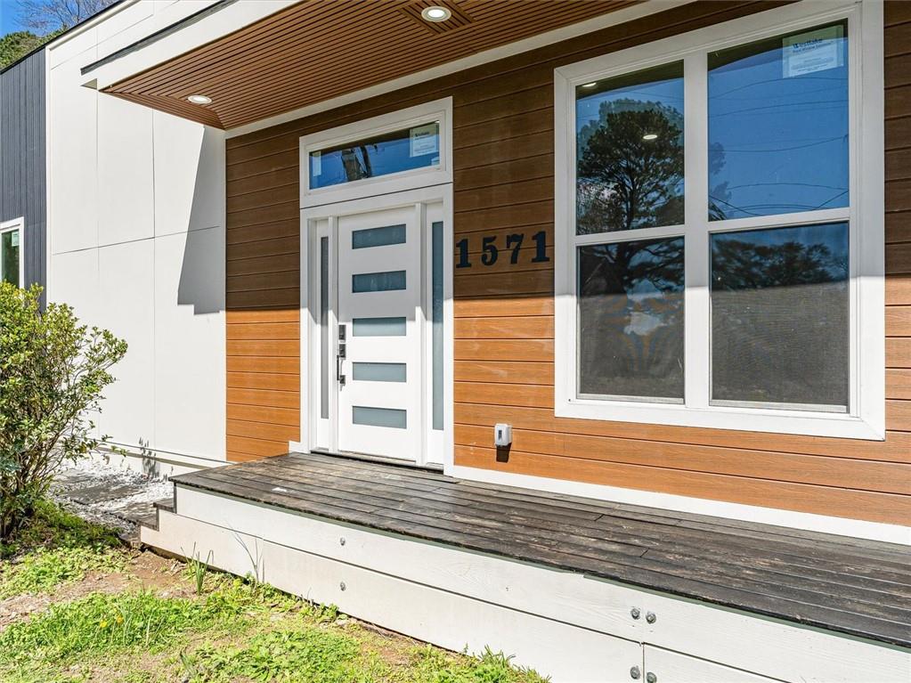 1571 Mary George Avenue NW