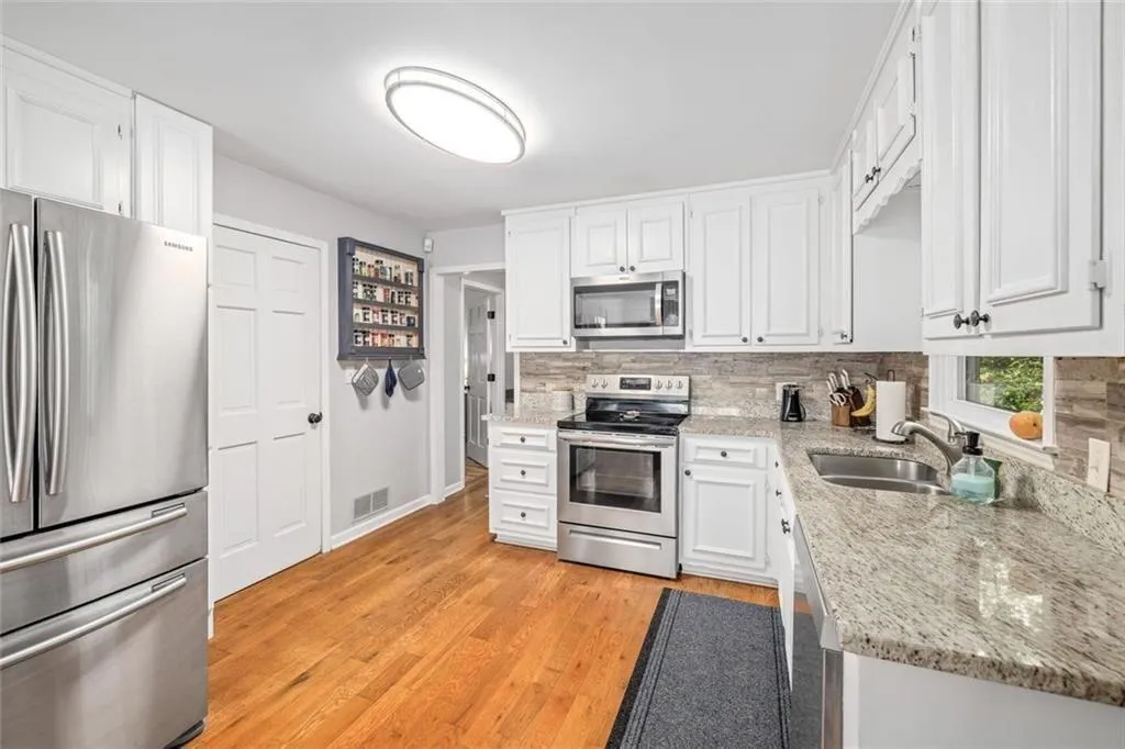 Acworth, Georgia 30102, United States, 3 Bedrooms Bedrooms, ,2 BathroomsBathrooms,Residential,Active,185896