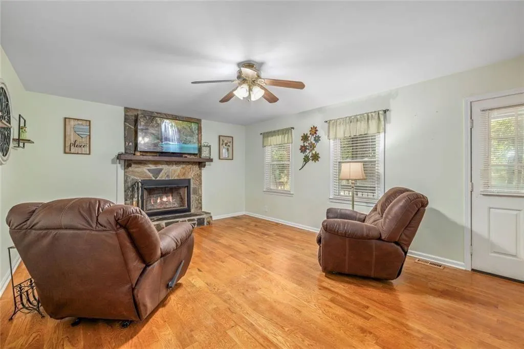 Acworth, Georgia 30102, United States, 3 Bedrooms Bedrooms, ,2 BathroomsBathrooms,Residential,Active,185896