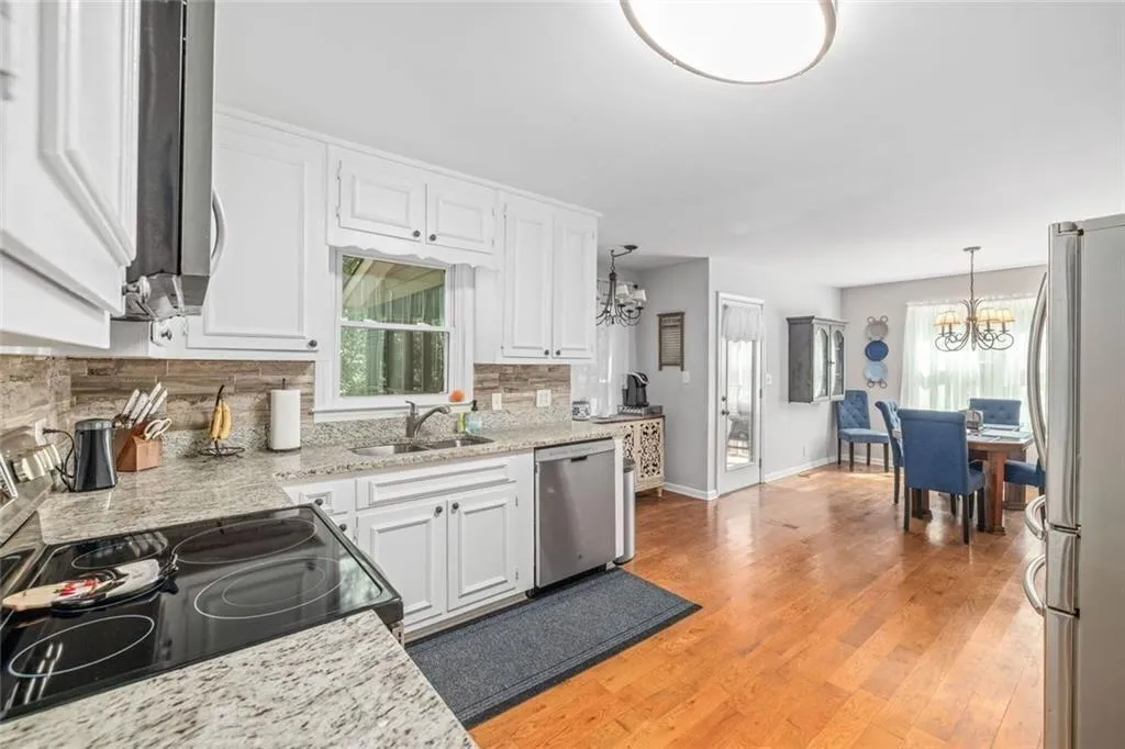 Acworth, Georgia 30102, United States, 3 Bedrooms Bedrooms, ,2 BathroomsBathrooms,Residential,Active,185896