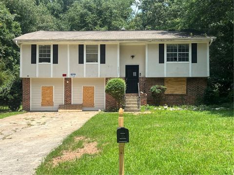 Homes For Sale - 5852 Hallwood Court<br/> Lithonia, GA 30058